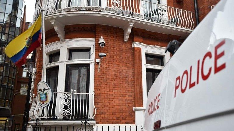 Police vehicle outside Ecuadorean embassy