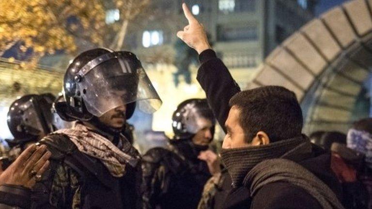 Iranian protester confronts policeman in Tehran (11/01/20)