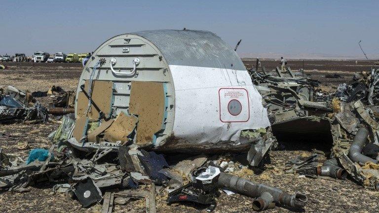 Debris at the site of crashed Russian Airbus in Sinai on 1 Nov 2015