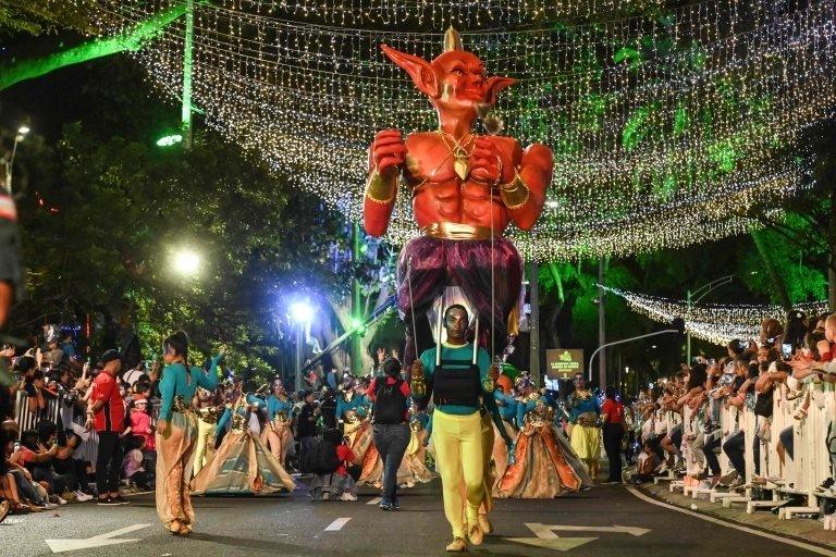 A man carries an evil genie on his shoulders in Medellín