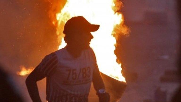 Iraqi protester in front of burning tyres in Baghdad (05/10/19)