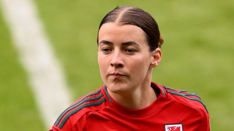 Angharad James yn chwarae i Gymru