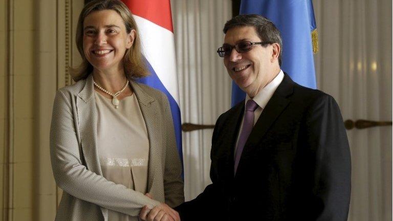 U foreign policy chief Federica Mogherini shakes hands with Cuban Foreign Minister Bruno Rodriguez Parrilla in Havana 11/03/2016