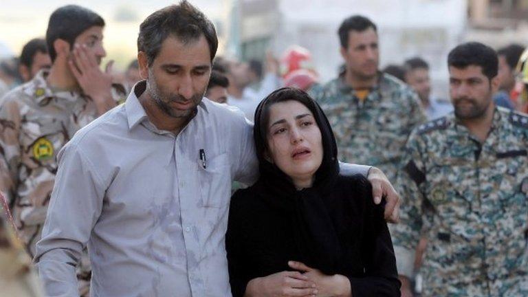 People react after the earthquake, in Kermanshah Province, Iran (13/11/17)