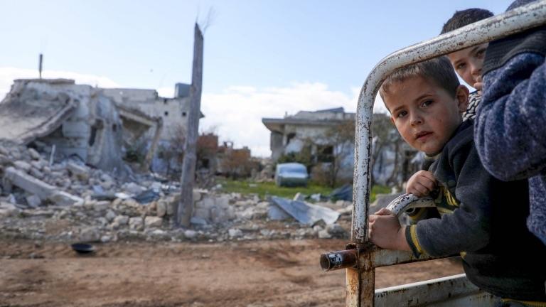 Displaced children stand on the back of a lorry in Nayrab, Idlib province, Syria (29 March 2020)