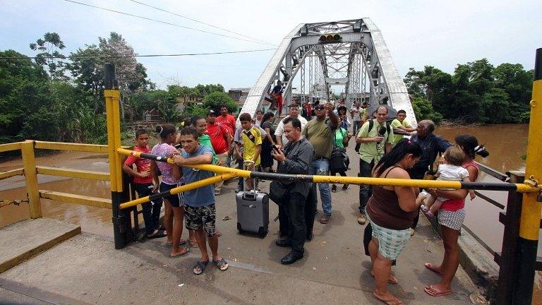 Colombian citizens deported by Venezuela wait to cross the border in La Fria, Tachira state, Venezuela August 29 , 2015.