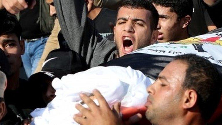 Mourners carry body of Baha Abu al-Ata at his funeral in Gaza City (12/11/19)