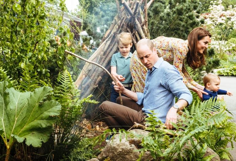 prince-william-and-kate-play-in-the-garden-with-their-children.