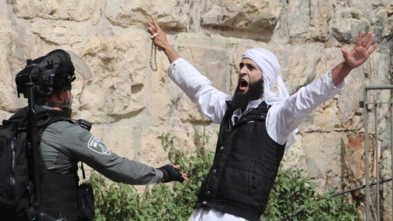 Israeli policeman and Palestinian argue in Jerusalem (10/05/21)