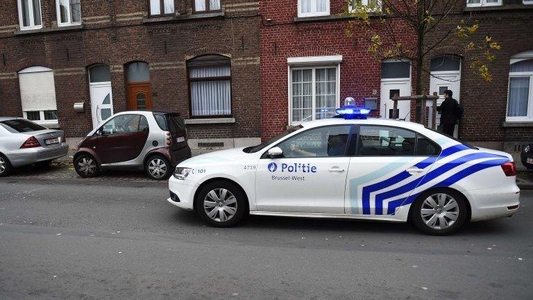 A police car makes its way in the vicinity of a police intervention to arrest people in connection with the deadly attacks in Paris, in Brussels's Molenbeek district (November 15, 2015)