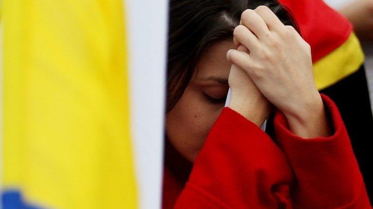 A woman reacts after hearing the results of the peace deal referendum in Bogota, Colombia, 02 October 2016.