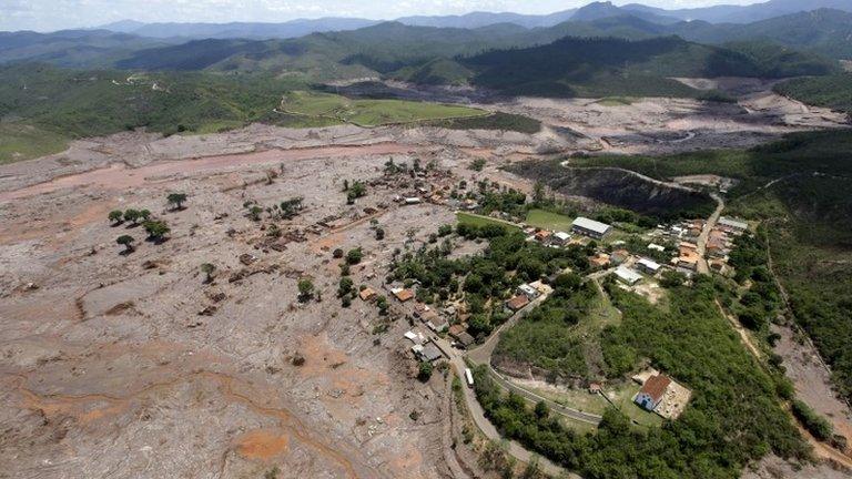 General view of the village of Bento Rodrigues, 10 Nov 15