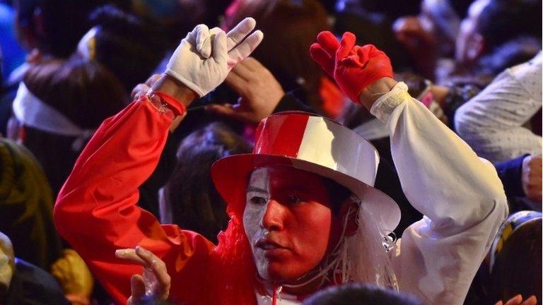 Supporters of presidential candidate for the "Peruanos por el Kambio" party Pedro Pablo Kuczynski cheer the preliminary results, which point to a photo finish, in Lima on June 5, 2016.