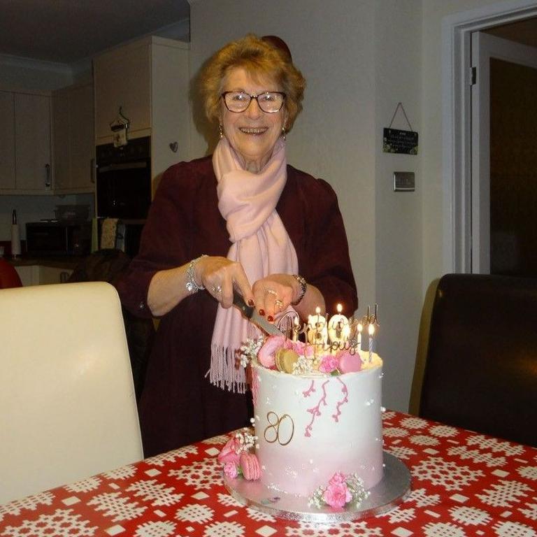 Gwenda ar ei phen-blwydd yn 80 oed