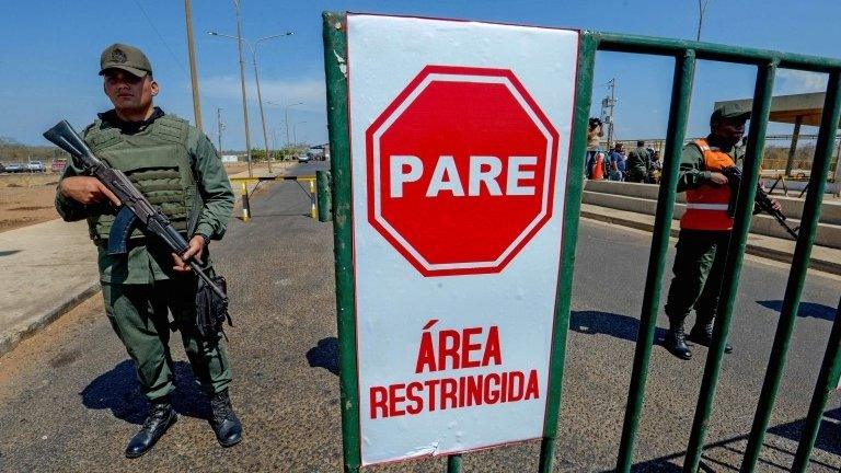 Venezuelan soldiers stand guard in Paraguachon, Zulia state, Venezuela, in the border with Colombia on 14 September, 2015