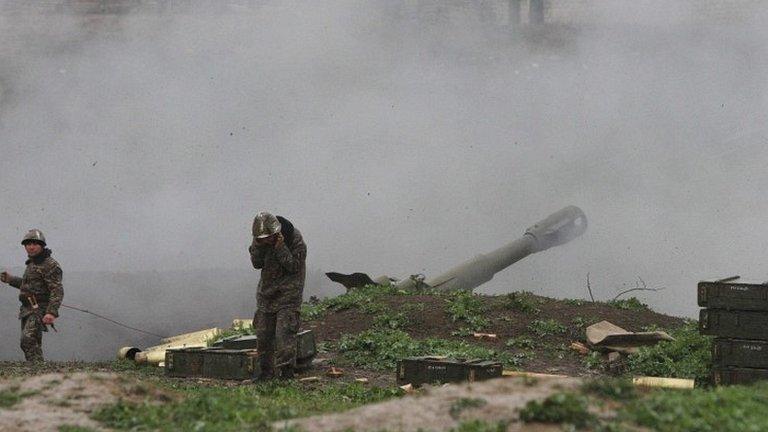 Fighters of the Nagorno-Karabakh military fire a shell towards Azeri forces from the town of Martakert (03/04/2016)