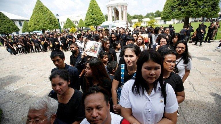 Mourners at the Grand Palace in Bangkok to pay their respects to the king who died on Thursday, 15 October 2016