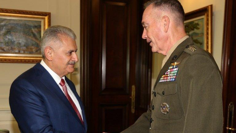 Turkish PM Binali Yildirim (l) and chairman of the US Joint Chiefs of Staff Gen Joseph Dunford in Ankara, 1 August 2016