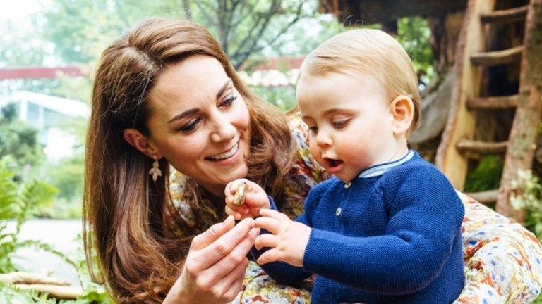 kate-plays-with-prince-louis.