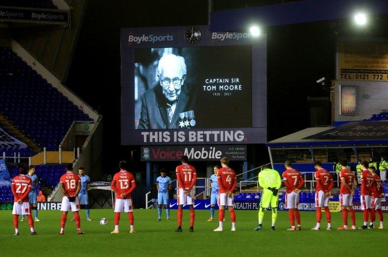 players observe minute of silence