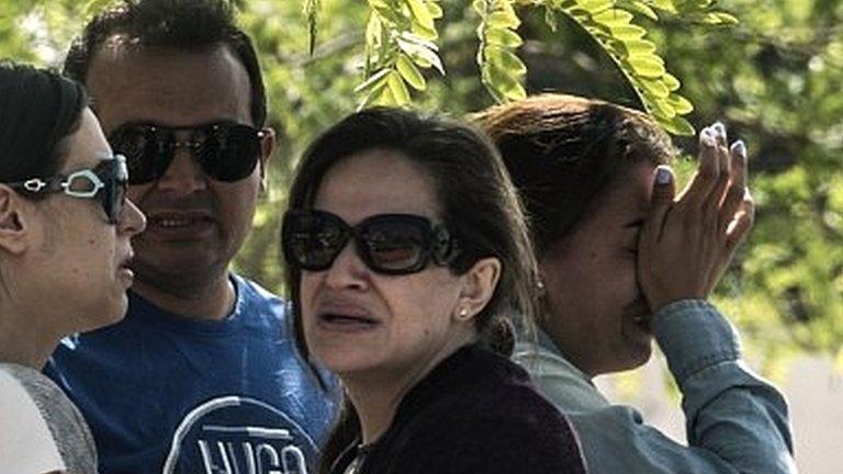 Relatives of EgyptAir flight MS804 passengers at Cairo airport (19/05/16)