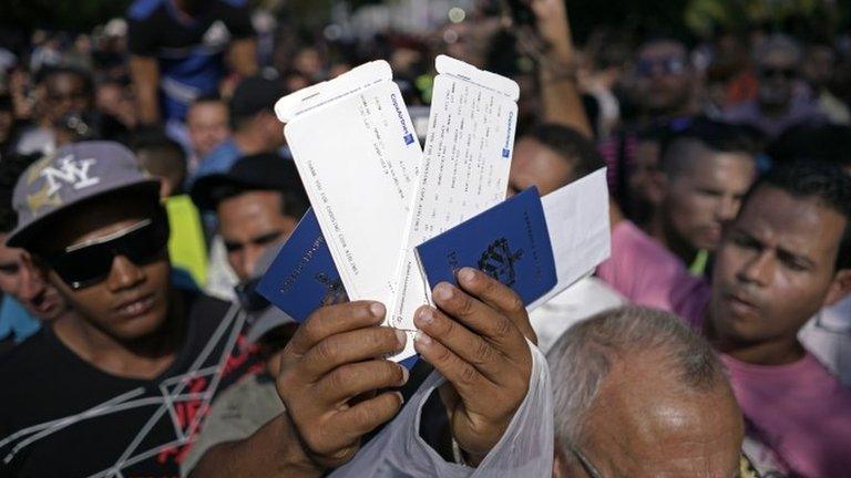 Protest outside the Ecuador embassy in Havana, 27 Nov 2015