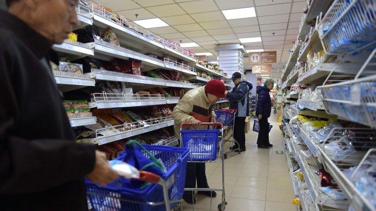 Chinese shoppers in Beijing