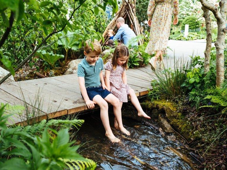 prince-george-and-princess-charlotte-dangling-their-feet-over-a-stream.