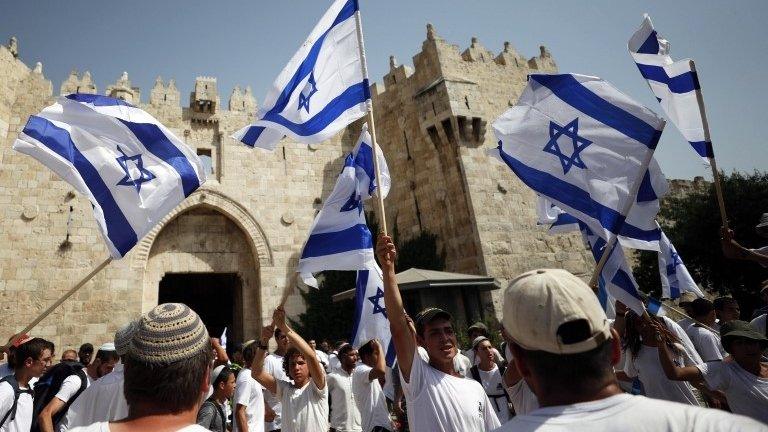 Israelis wave flags outside Damascus Gate (29/05/22)