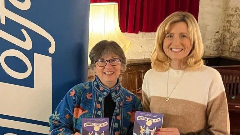 Sioned Wiliam ac Angharad Mair yn lansio'r llyfr