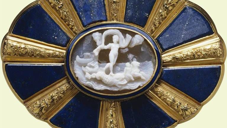 A snuff box with a cameo of the Birth of Venus