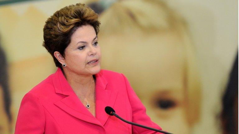 Dilma Rousseff at the launch of Brasil Carinhoso in Brasilia