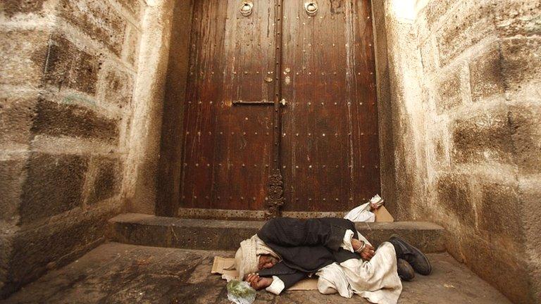 Homeless man sleeps outside the gate of the Grand Mosque in the Yemeni capital Sanaa (file picture from 16 May 2012)