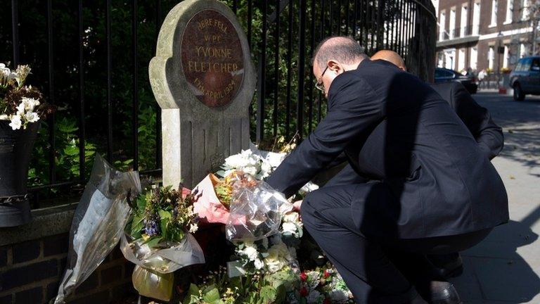 Abdurrahim El-Keib laying wreath