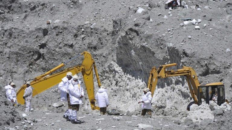 Diggers at Siachen glacier 19 April