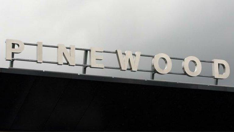 Pinewood Studio sign