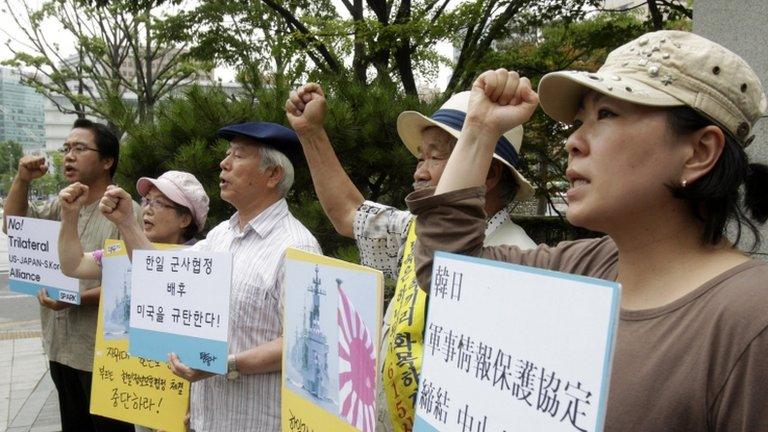 South Korean protesters rallying against the government's decision to sign a military agreement with Japan