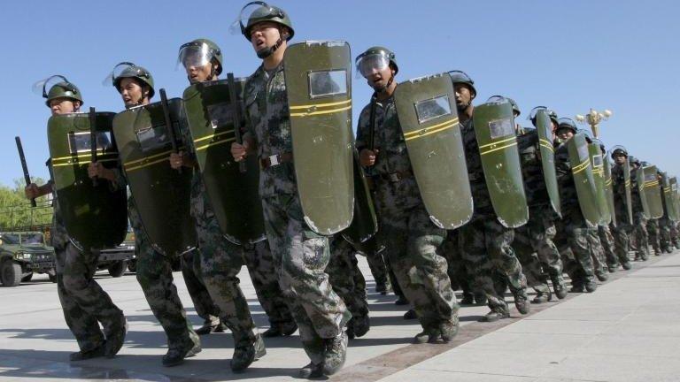 Members of the militia, a civilian reserve force under China's military, in an anti-terrorism exercise in Hami, in northwestern China's Xinjiang region, 28 June, 2012