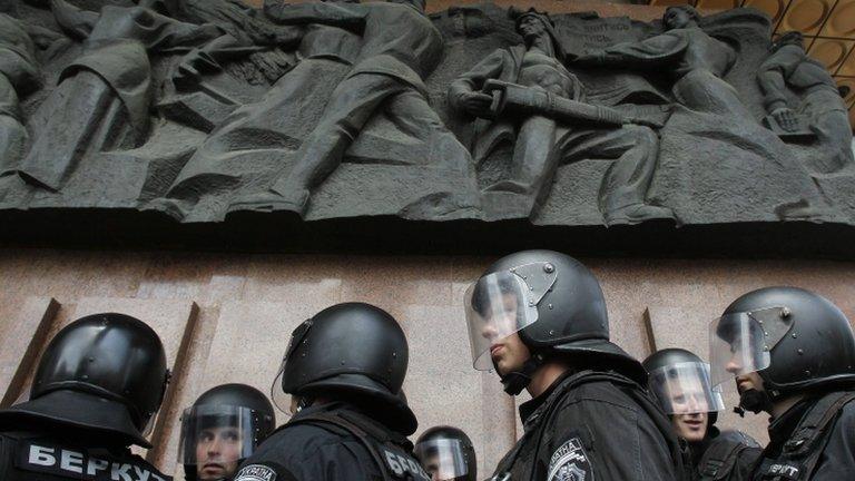 Riot police stand guard during an opposition rally against a new Russian language bill passed by the parliament in Kiev, 4 July 2012