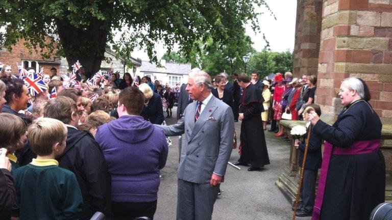 Bu'r Tywysog Charles a Duges Cernyw yn sirad â'r dorf ddaeth i'w gweld yn Llanelwy fore Llun