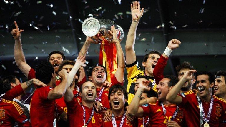 Spain celebrate after winning Euro 2012