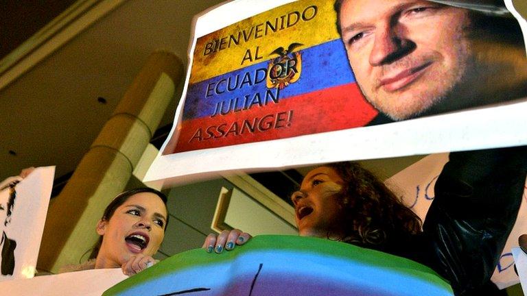 Pro-Assange demonstrators in the Ecuadorean capital Quito on 17 August 2012