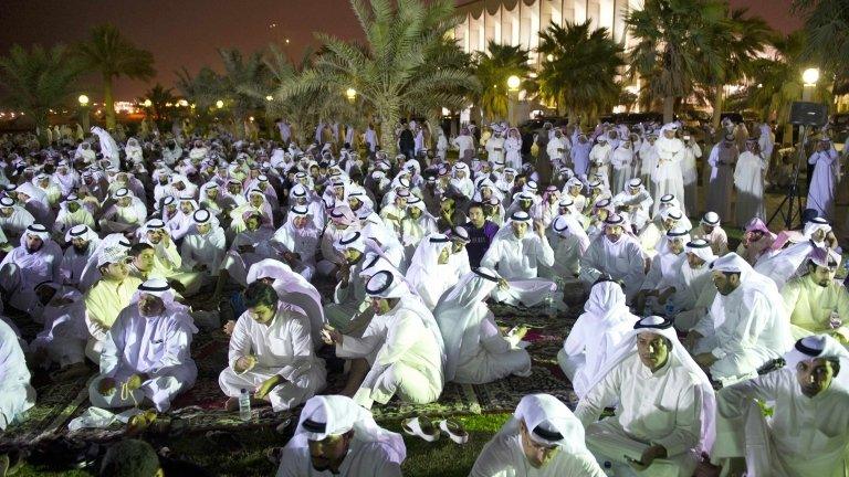 Thousands of opposition supporters protest outside parliament in Kuwait City (24 September 2012)