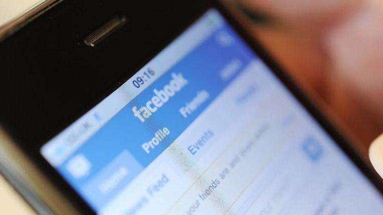 Gwefan Facebook ar ffôn symudol