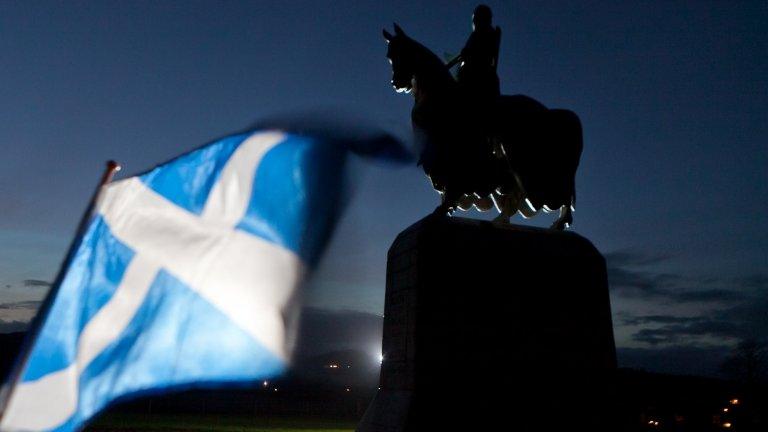 Robert the Bruce statue and saltire