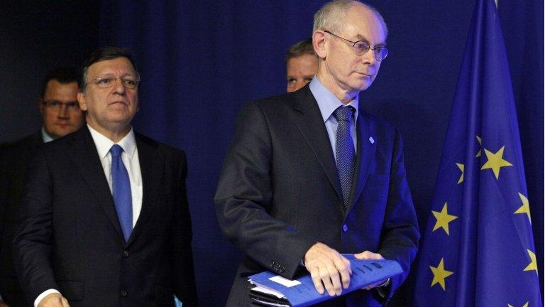 European Commission President Jose Manuel Barroso (L) and European Council President Herman Van Rompuy arrive for a news conference after the summit in Brussels, 23 November