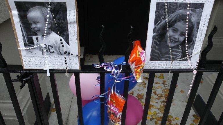 A makeshift memorial for Lucia and Leo Krim outside their home in New York City (28 Oct)