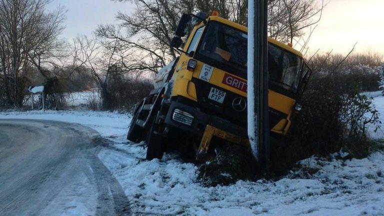 Gritting lorry in ditch in Suffolk