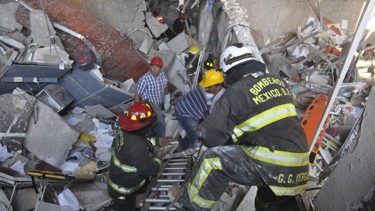 Emergency services in Mexico City at the site of blast in the Pemex tower (31 Jan)