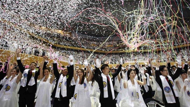 Members of the Unification Church celebrate their marriages in Gapyeong (17 February 2013)